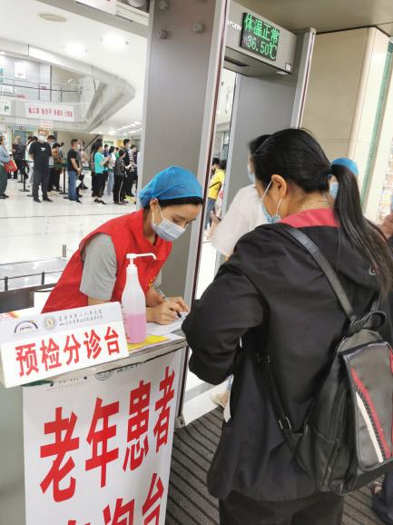 门诊导医学雷锋 志愿服务展风采